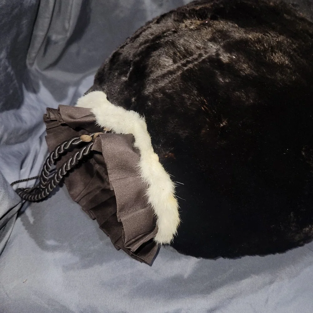 BROWN LINED LADIES HAND MUFF WARMER PURSE RUFFLED EDGE HAND Vintage Fur